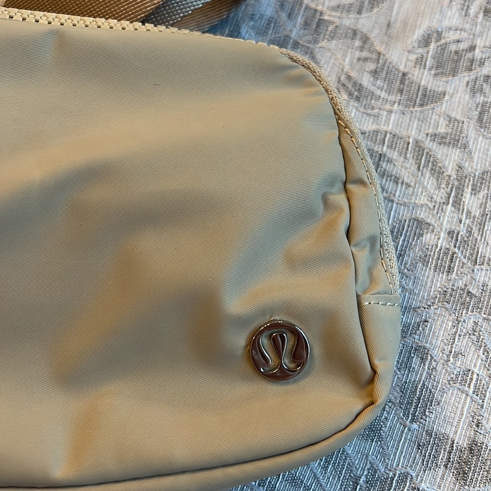 NWT Trench Lululemon Everywhere Belt Bag - Picture 12 of 17